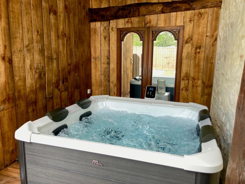 Jacuzzi de la maison d'hôtes le Camelia Blanc à côté de la piscine